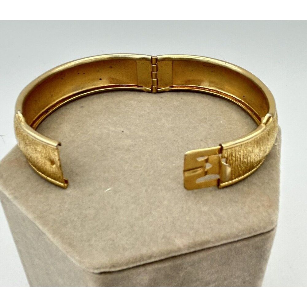 Vtg CORO Pegasus Bracelet 1940-50s  Textured Gold Tone Hinged Bangle Retro 2.5" - Picture 4 of 7